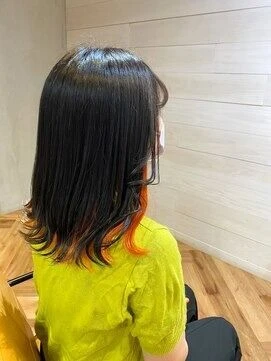 他と差をつける派手めのインナーカラー！
